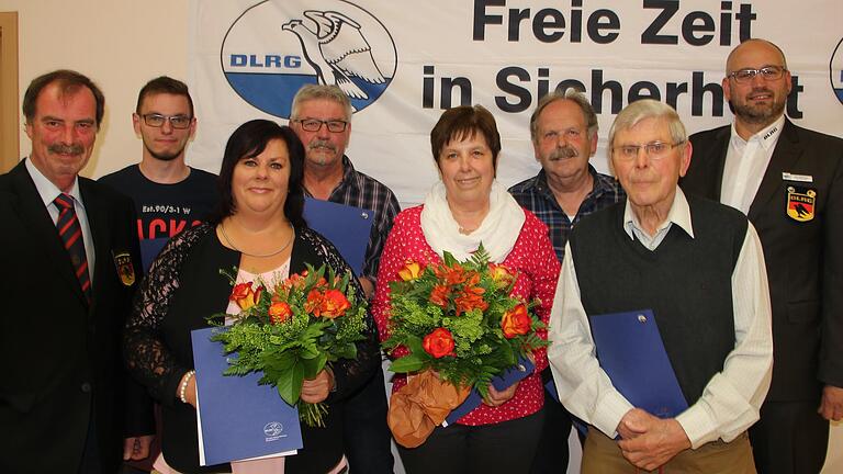 Ehrungen bei der DLRG Großrinderfeld (von links): Günther Dertinger, Simon Michel, Angelika Hofmann, Winfried Stolzenberger, Anita Kleinhans, Bernhard Feger, Edgar Bach und Uwe Spielvogel.