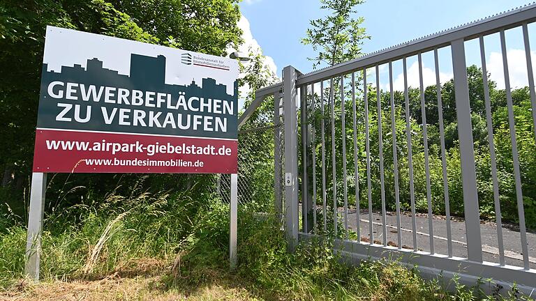 Dieses Schild, hier in einer Archivaufnahme, dürfte ausgedient haben, nachdem die größte Teilfläche auf dem bisher erschlossenen Gelände der ehemaligen US-Kaserne in Giebelstadt jetzt von der Deutschen Logistik Holding erworben wurde.