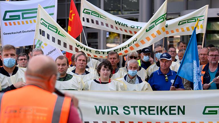 Lokführer-Streik.jpeg - Eine Kundgebung der Gewerkschaft Deutscher Lokomotivführer (GDL) vor dem Hauptbahnhof in Magdeburg. Verlaufen die Tarifverhandlungen nicht nach Plan, könnte ein Streik an Weihnachten drohen. Lokführer-Streik.jpeg - Eine Kundgebung der Gewerkschaft Deutscher Lokomotivführer (GDL) vor dem Hauptbahnhof in Magdeburg. Verlaufen die Tarifverhandlungen nicht nach Plan, könnte ein Streik an Weihnachten drohen.