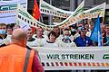 Lokführer-Streik.jpeg       -  Eine Kundgebung der Gewerkschaft Deutscher Lokomotivführer (GDL) vor dem Hauptbahnhof in Magdeburg. Verlaufen die Tarifverhandlungen nicht nach Plan, könnte ein Streik an Weihnachten drohen.