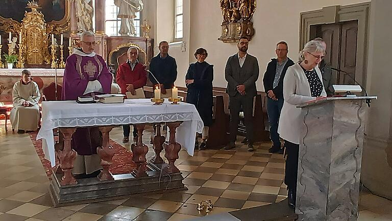 Pater Philippus Eichenmüller, Urban Östreicher, Andreas Karl, Christl Schuster, Simon Müller-Pein, Johannes Stöcklein und Ilse Waldenmeier beim Abschiedsgottesdienst.