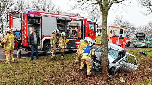 Unfallfahrer hatte tausend Schutzengel       -  &bdquo;Derhatte tausend Schutzengel.&ldquo; Der Passant an der Unfallstelle formulierte es treffend, denn der 43-jährige eines Pkw der Marke Ford Escort hatte gewaltiges Glück, dass er &bdquo;nur&ldquo; verletzt ins Krankenhaus eingeliefert wurde, der Airbag rettete ihm wohl das Leben. Aus medizinischen Gründen war der Fahrer gestern früh um 9.33 Uhr auf der Bundesstraße 26 von Haßfurt in Richtung Zeil fahrend, kurz nach der Abzweigung zum Weingut Haigel nach links über die Gegenfahrbahn von der Straße abgekommen und frontal auf einen Baum geprallt. Der Pkw erlitt dabei wirtschaftlichen Totalschaden. An der Unfallstelle waren neben den Polizeibeamten die Feuerwehr Zeil mit drei Fahrzeugen, die First Responder aus Sand, ein Notarzt und zwei Einsatzfahrzeuge des Roten Kreuzes mit insgesamt rund 20 Einsatzkräften vor Ort.