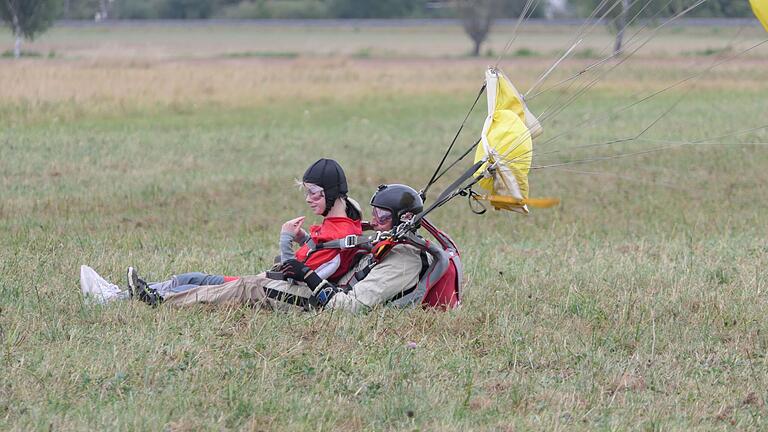 Perfekte Landung: Jennifer Olewicz absolvierte zusammen mit dem erfahrenen Fallschirmlehrer Dirk Rentsch ihren ersten Tandemsprung aus 4000 Metern Höhe.