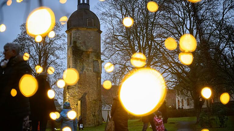 Der Weihnachtsmarkt im Kloster Maria Bildhausen erfreut sich großer Beliebtheit. Der Weihnachtsmarkt im Kloster Maria Bildhausen erfreut sich großer Beliebtheit.