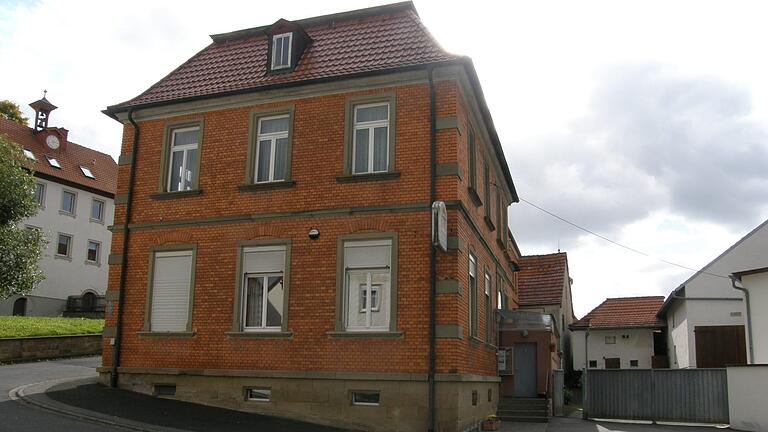 Viel erlebt hat das alte Gasthaus in Thundorf, das mit seinen roten Klinkern den Dorfmittelpunkt bildet.  Foto: Philipp Bauernschubert       -  Viel erlebt hat das alte Gasthaus in Thundorf, das mit seinen roten Klinkern den Dorfmittelpunkt bildet.  Foto: Philipp Bauernschubert