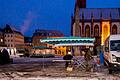 Kalt, früh, jeden Tag: Händler wie die Leinachtaler Obstbauern - hier beim Standaufbau um 7.30 Uhr auf dem Würzburger Marktplatz - verkörpern noch die alte Markttradition.