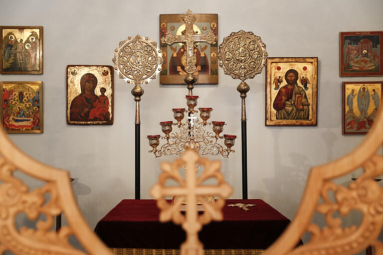 Der Altarraum wird in einer orthodoxen Kirche durch eine Bilderwand, die so genannte Ikonostase, vom Rest der Kirche getrennt. Du siehst sie im Vordergrund.
