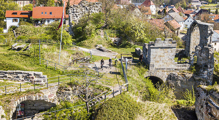 Gravelbiker Jürgen Bergmann, Susanne Volkheimer und Redakteur Martin Sage (von links) auf der Burgruine Altenstein unterwegs.&nbsp;&nbsp;