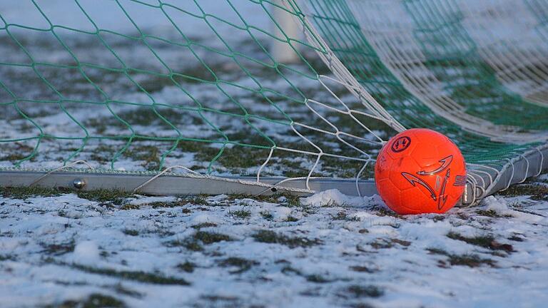 Schnee und tiefe Plätze hatten Ende 2023 auch zu zwei Absagen von Spielen des FC 05 Schweinfurt.