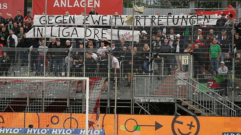 Nicht einmal alle zum Hinspiel nach Würzburg mitgereisten Hannoveraner Fans scheinen sich den Aufstieg ihrer U23 zu wünschen: 'Gegen Zweitvertretungen in Liga drei' steht auf dem Banner, das sie hier am Dallenberg präsentieren. Trotzdem erhoffen sich die Niedersachsen Rückenwind von über 20.000 Zuschauern.