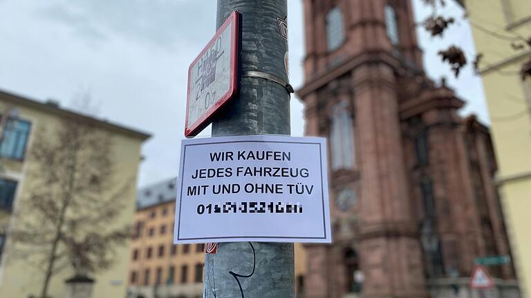 Diese Schilder hängen an vielen Laternen und Ampeln im Würzburger Stadtgebiet. Diese Schilder hängen an vielen Laternen und Ampeln im Würzburger Stadtgebiet. 
