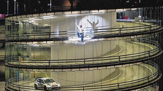 Spektakuläre Wette: Fassadenkletterer gegen Rallyefahrer Spektakuläre Wette: Fassadenkletterer gegen Rallyefahrer