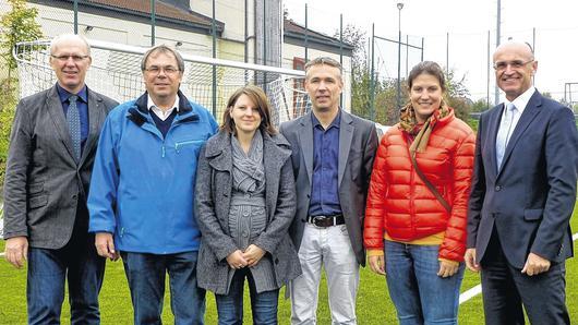 Mit kurzen Ansprachen hoben (von links) Leader-Manager Wolfgang Fuchs, Bürgermeister Bernhard Ruß, Veronika Jäger (Regionalmanagement), Architekt Martin Ammermann (Bamberg), Jeniffer Knipping (Regionalmanagement) und Landrat Wilhelm Schneider die Bedeutung des Sander Kunstrasenplatzes für die ländliche Entwicklung heraus und übergaben ihn seiner Bestimmung.