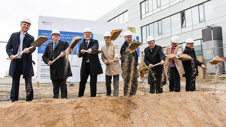 von links:
Jan Knippel (Stattliches Bauamt Würzburg, Leiter Universitätsbau), Dr. Adolf Bauer (Bürgermeister), Prof. Dr. Holger Braunschweig (Institut für Anorganische Chemie), Staatsminister Bernd Sibler, MdL, Paul Lehrieder, MdB, Prof. Dr. Alfred Forchel (Präsident), Klaus Baumann, (Stv. Kanzler), Dr. Eugen Ehmann (Regierungspräsident)