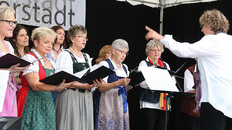 Chorleiterin Annemarie Kreuzer (rechts) war beim 'musikalischen  Weinschloss' stark gefordert, denn sie dirigierte nicht nur den Männer-,  sondern auch den Frauenchor der Liedertafel Münnerstadt. Foto: Dieter Britz       -  Chorleiterin Annemarie Kreuzer (rechts) war beim 'musikalischen  Weinschloss' stark gefordert, denn sie dirigierte nicht nur den Männer-,  sondern auch den Frauenchor der Liedertafel Münnerstadt. Foto: Dieter Britz