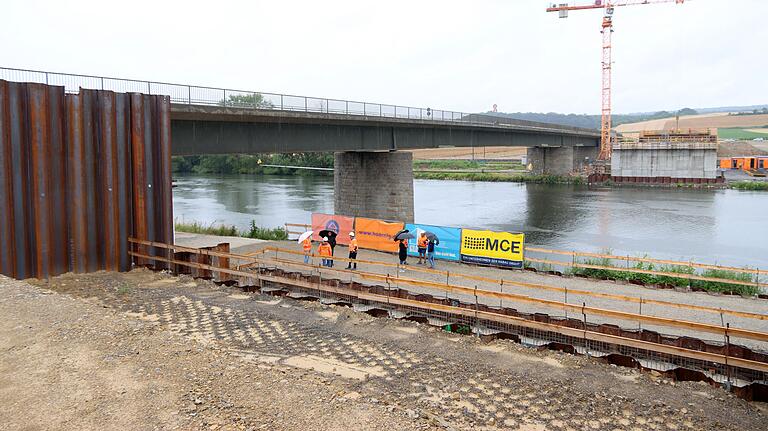 Zwischen diesen beiden Pfeilern (im Vordergrund der noch verschalte südliche, im Hintergrund der nördliche) wird sich die Behelfsbrücke über den Main spannen, die später dann an die Stelle der bisherigen Brücke geschoben wird.