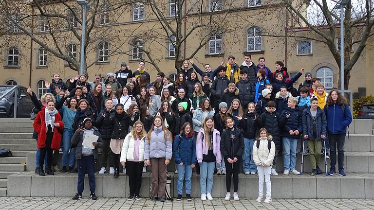 Französische und deutsche Schüler im Schulhof des Siebold Gymnasiums