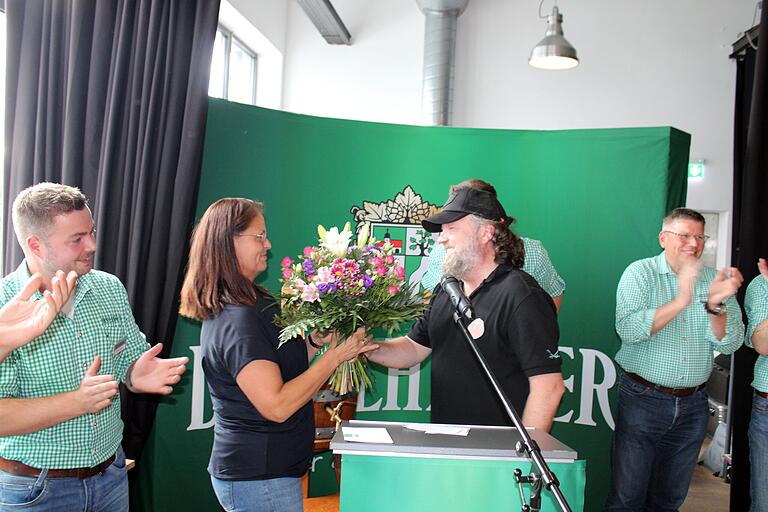 Brigitte Hörner von der Stadt Tauberbischofsheim wurde vom Altstadtfestkomitee mit einem Blumenstrauß geehrt, den&nbsp; Volker Baumann überreichte.