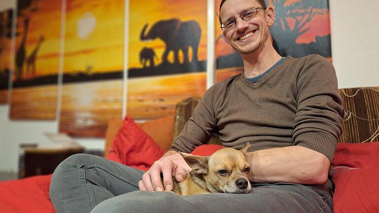 Bundestagswahl: Florian Beck Kandidat der Linken - Florian Beck, hier mit Hund 'Pille', kandidiert bei der Bundestagswahl am 23. Februar für Die Linke. Bundestagswahl: Florian Beck Kandidat der Linken - Florian Beck, hier mit Hund 'Pille', kandidiert bei der Bundestagswahl am 23. Februar für Die Linke.