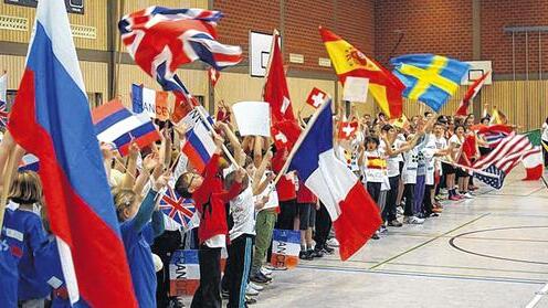 Der olympische Geist in der Sinngrundhalle: Bei den Winterspielen 2014 treten zwölf Nationen, repräsentiert von den Schulkassen und dem Lehrerteam der Sinngrundschule, im fairen Wettkampf gegeneinander an. Mehr als der Sieg steht der olympische Gedanke von Fairness und gegenseitiger Achtung im Mittelpunkt des Sportfestes.