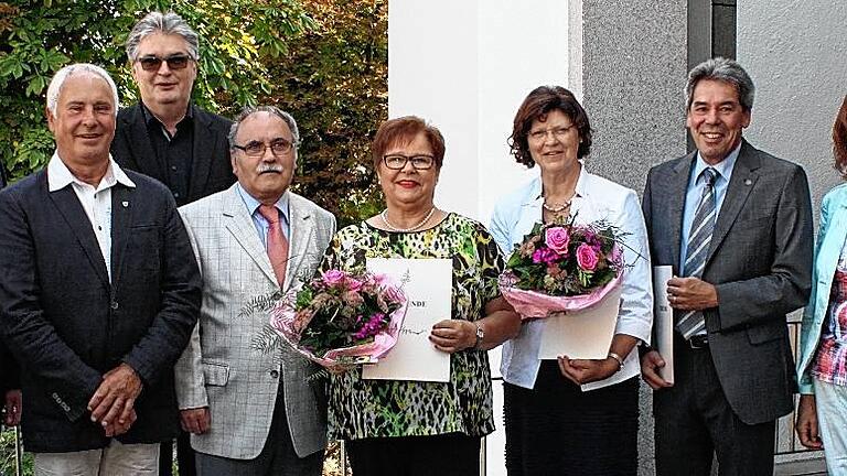 18 Jahre und länger in Gemeinderat und Kreistag       -  (jha)   Für ihr jahrelanges Engagement hat Landrat Florian Töpper sechs Ehrenamtspolitiker aus dem Kreis Schweinfurt ausgezeichnet. Er verlieh, stellvertretend für den Freistaat Bayern, jedem eine Urkunde für mindestens 18 Jahre Tätigkeit in einem kommunalen Wahlamt. Töpper betonte die Bedeutung der kommunalen Selbstverwaltung, die auch in der bayerischen Verfassung, Artikel elf, verankert ist: Dort heißt es, &bdquo;die Selbstverwaltung der Gemeinden dient dem Aufbau der Demokratie in Bayern von unten nach oben&ldquo;. Florian Töpper (links) ehrte von links Georg Laufer (Grettstadt, Gemeinderat 1996-2014), Arno Dietmann (Schwanfeld, Gemeinderat 1996-2014), Ludwig Voll (Wipfeld, Gemeinderat 1984-2014), Doris Neuhoff (Schwanfeld, Gemeinderat seit 1996, zweite Bürgermeisterin seit 2008, dritte Bürgermeisterin 2002-2008), Irmgard Krammer (Gerolzhofen, Kreistag seit 1998, erste Bürgermeisterin 2007-2013), Ernst-Martin Thomann (Dittelbrunn, Gemeinderat 1990-1996 und 2001-2015, Fraktionsvorsitz von 2008-2015, zweiter Bürgermeister 2002-2008). Es gratulierten auch Landtagsabgeordnete Kathi Petersen (rechts) und die Bürgermeister der Gemeinden.