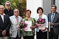 18 Jahre und länger in Gemeinderat und Kreistag       -  (jha)   Für ihr jahrelanges Engagement hat Landrat Florian Töpper sechs Ehrenamtspolitiker aus dem Kreis Schweinfurt ausgezeichnet. Er verlieh, stellvertretend für den Freistaat Bayern, jedem eine Urkunde für mindestens 18 Jahre Tätigkeit in einem kommunalen Wahlamt. Töpper betonte die Bedeutung der kommunalen Selbstverwaltung, die auch in der bayerischen Verfassung, Artikel elf, verankert ist: Dort heißt es, &bdquo;die Selbstverwaltung der Gemeinden dient dem Aufbau der Demokratie in Bayern von unten nach oben&ldquo;. Florian Töpper (links) ehrte von links Georg Laufer (Grettstadt, Gemeinderat 1996-2014), Arno Dietmann (Schwanfeld, Gemeinderat 1996-2014), Ludwig Voll (Wipfeld, Gemeinderat 1984-2014), Doris Neuhoff (Schwanfeld, Gemeinderat seit 1996, zweite Bürgermeisterin seit 2008, dritte Bürgermeisterin 2002-2008), Irmgard Krammer (Gerolzhofen, Kreistag seit 1998, erste Bürgermeisterin 2007-2013), Ernst-Martin Thomann (Dittelbrunn, Gemeinderat 1990-1996 und 2001-2015, Fraktionsvorsitz von 2008-2015, zweiter Bürgermeister 2002-2008). Es gratulierten auch Landtagsabgeordnete Kathi Petersen (rechts) und die Bürgermeister der Gemeinden.