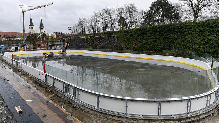 Die Fläche der neuen Eisbahn ist fertig, das Rundherum dagegen noch Baustelle.