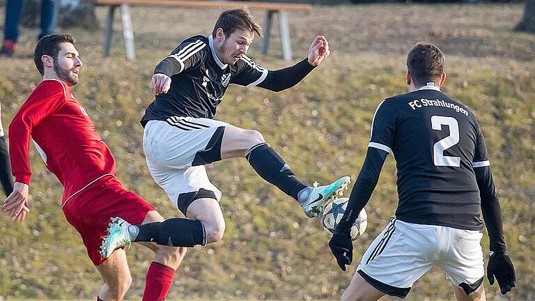 André Keßler (Mitte), hier noch für den FC Strahlungen am Ball, wechselte in der Winterpause zum FC Poppenlauer.