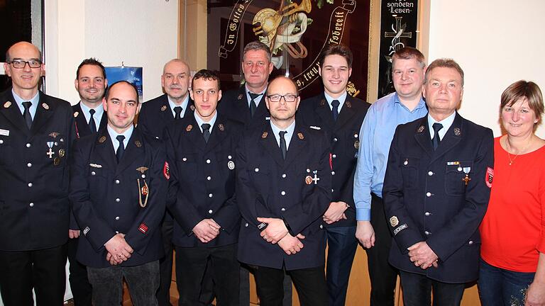 Neue Führung bei der Freiwilligen Feuerwehr in Zimmern (von links): Bernhard Nees, neuer Vorsitzender Mario Riedmann, Kommandant Maik Gress, Eberhard Brinkmann, Sebastian Hermann, Sven Klisch, Andreas Schmitt, Tim Roth, Matthias Herold, Georg Riedmann und Stadträtin Ragnhild Buczko.