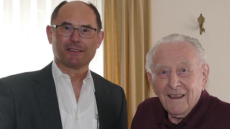 Bürgermeister Roland Hoh gratulierte Josef Fleischer zum 90. Geburtstag