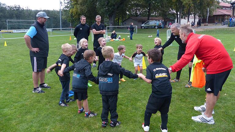 An der Fußballakademie von Florian Galuschka im Sommer 2020 nahmen - unter Einhaltung der Corona-Regeln - fast 70 Kinder teil.&nbsp; Auf dem gepflegten Sportgelände des SV 'Pfeil' Niederlauer hatten die Kinder viel Spaß und konnten einiges lernen.