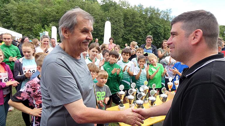 Konrad Ludwig (links) war 26 Jahre Vorsitzender des TSV Wülflingen. Gewürdigt wurden seine Vereinsarbeit mit der Verdienstnadel in Gold mit Kranz vom Bayerischen Landessportverband (BLSV), die höchste Auszeichnung, die es in dieser Sparte gibt.&nbsp;