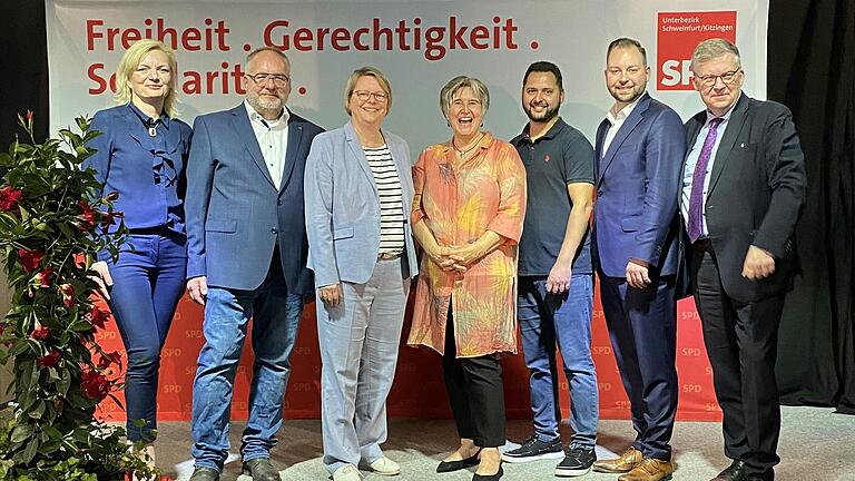 Auf dem Bild von links: SPD-Stadt-Vorsitzender Marietta Eder, Ortsvereinsvorsitzender Kai-PeterMüller, Kreisvorsitzende Martina Braum, Europaabgeordnete Maria Noichl, Europakandidat TanyelTas, MdB Markus Hümpfer und MdL Volkmar Halbleib.