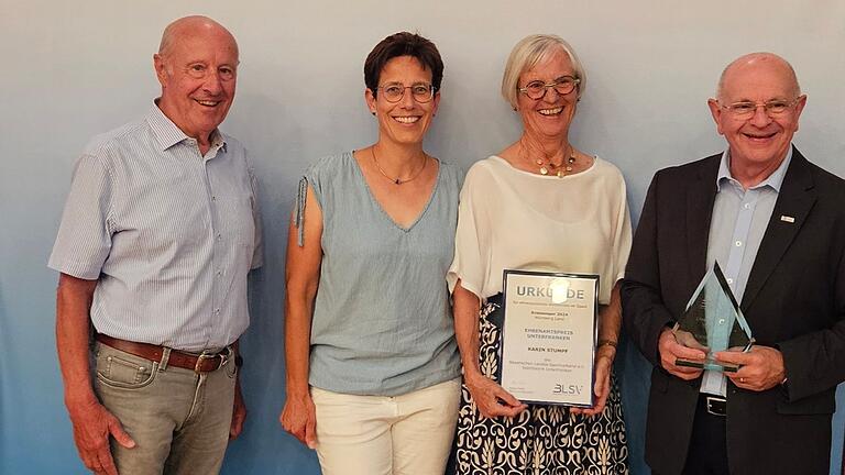 Ehrenamtspreis für Karin Stumpf, auf dem Foto von links&nbsp; Wolfgang Stumpf, Ute Reuter (2. Vorstand TG Zell), Karin Stumpf, Burkart Losert (Vorsitzender BLSV Kreis Würzburg Land).