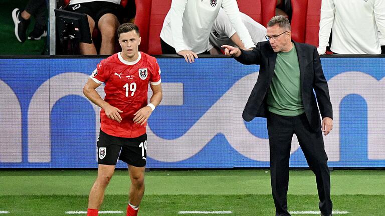 Trainer Ralf Rangnick (r) und Christoph Baumgartner       -  In der Nations League auf Erfolgskurs: Trainer Ralf Rangnick und Leipzigs Christoph Baumgartner.