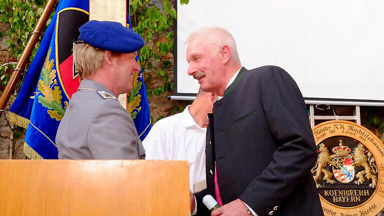 Bernd Steinmetz (links) gratulierte Gerhard Vollmuth im Namen der Paten-Kameradschaft. Foto: Gerd Schaar       -  Bernd Steinmetz (links) gratulierte Gerhard Vollmuth im Namen der Paten-Kameradschaft. Foto: Gerd Schaar