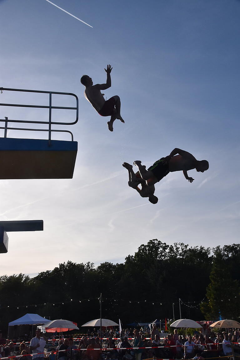 Flotter Dreier von der Springmaus-Dreier-Flotte: viel Beifall gab es für die spritzigen Turmspringvorführungen. Flotter Dreier von der Springmaus-Dreier-Flotte: viel Beifall gab es für die spritzigen Turmspringvorführungen.