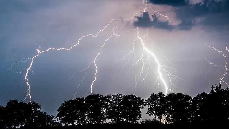 In Unterfranken hat es nach den Hitzerekorden vom Wochenende abgekühlt, die angekündigten Gewitter blieben aber bisher größtenteils aus. Wann es dennoch am Himmel kracht.