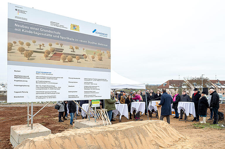 Als ein Ensemble aus mehreren Gebäudeteilen sollen sich Grundschule, Kita und Sporthalle harmonisch in das stadtplanerische Gesamtbild des Stadtteils Bellevue einfügen.