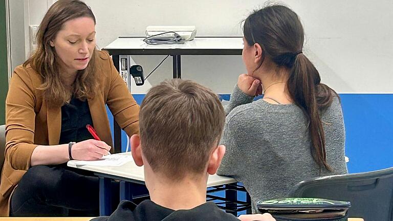 Tina Weber, Manager HR bei Fritsch Bakery Technologies, trainiert mit den Realschülerinnen und Realschülern der 9. Klasse des FLSH Schloss Gaibach das Bewerbungsgespräch.