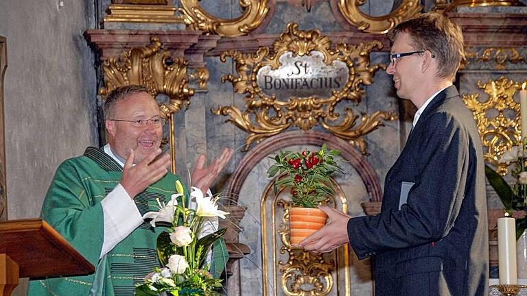 Neuer Gemeindeassistent: Pfarrer Nikolaus Stanek (links) übergab Ulrich Nottka bei seiner Einführung eine Paprikapflanze, damit er immer an die Früchte seiner Arbeit erinnert wird. Neuer Gemeindeassistent: Pfarrer Nikolaus Stanek (links) übergab Ulrich Nottka bei seiner Einführung eine Paprikapflanze, damit er immer an die Früchte seiner Arbeit erinnert wird.