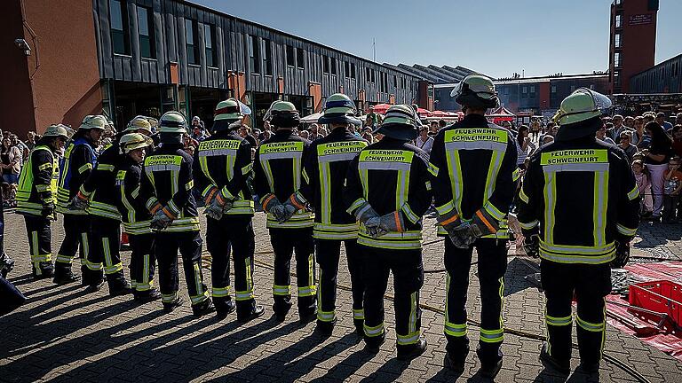 Die Feuerwehr mit ihrer Ständigen Wache hat ihren Standort seit 1989 im Stadtteil Hainig. Das Foto entstand am Tag der offenen Tür 2016 anlässlich der 50. Wiedergründungsfeier.