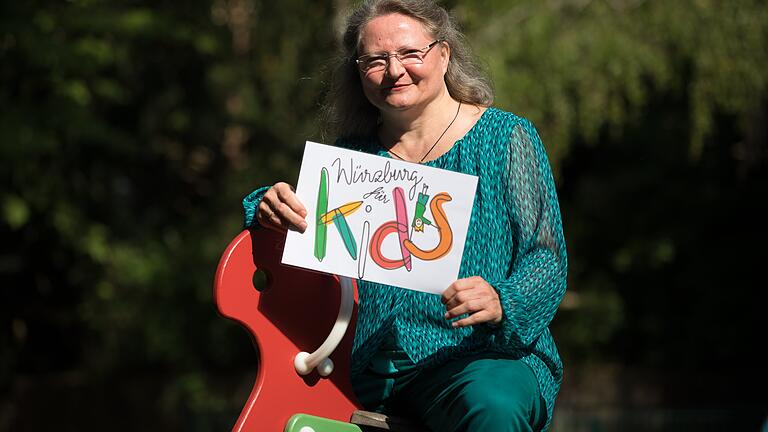 Verlegerin Sigute Wosch auf dem Spielplatz in der Erthalstraße im Würzburger Frauenland. Die zweifache Mutter arbeitet an dem Projekt „Würzburg für Kids“. Foto: Patty Varasano