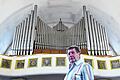 Alfons Werner vor der Handel-Orgel in der Burgsinner St. Michaelskirche. Der Kirchenpfleger wäre froh, wenn das Instrument möglichst bald von den Holzwürmern und vom Schimmel befreit werden könnte.
