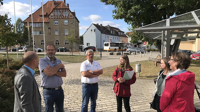 Rundgang durch ein schönes Dorf mit Zukunft. Die Jury des Wettbewerbs „Unser Dorf hat Zukunft“ wurde vom Sälzer Bürgermeister Martin Schmitt (2. von links) und dem 2. Bürgermeister Kurt Mangold (3. von links) geführt. Ein Bild von der Gemeinde machten sich Georg Hansul (links) sowie (von rechts) Barbara Ramann, Anke Hahn und Ursula Schneider. Rundgang durch ein schönes Dorf mit Zukunft. Die Jury des Wettbewerbs „Unser Dorf hat Zukunft“ wurde vom Sälzer Bürgermeister Martin Schmitt (2. von links) und dem 2. Bürgermeister Kurt Mangold (3. von links) geführt. Ein Bild von der Gemeinde machten sich Georg Hansul (links) sowie (von rechts) Barbara Ramann, Anke Hahn und Ursula Schneider.
