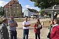 Rundgang durch ein schönes Dorf mit Zukunft. Die Jury des Wettbewerbs „Unser Dorf hat Zukunft“ wurde vom Sälzer Bürgermeister Martin Schmitt (2. von links) und dem 2. Bürgermeister Kurt Mangold (3. von links) geführt. Ein Bild von der Gemeinde machten sich Georg Hansul (links) sowie (von rechts) Barbara Ramann, Anke Hahn und Ursula Schneider.