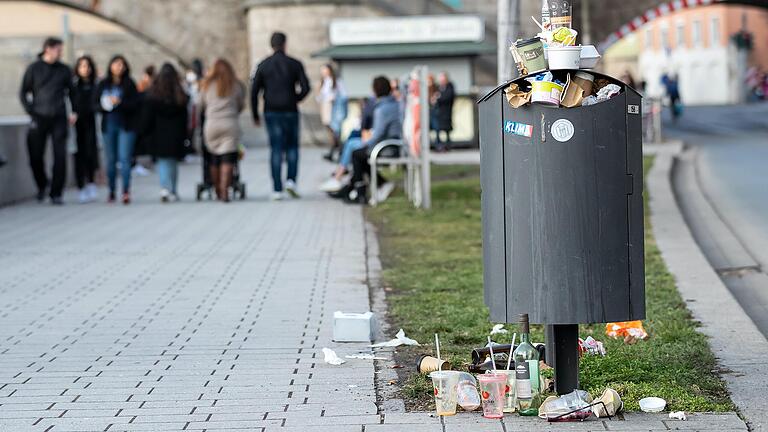 Vor allem an der Mainpromenade und an vielen anderen beliebten Plätzen quillen die Abfalleimer über. Nun hat die Stadt Würzburg die Anzahl der Mülleimer erhöht. Vor allem an der Mainpromenade und an vielen anderen beliebten Plätzen quillen die Abfalleimer über. Nun hat die Stadt Würzburg die Anzahl der Mülleimer erhöht.