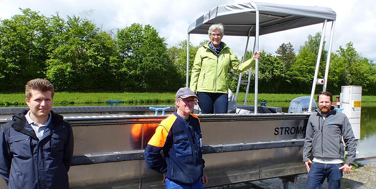 Die erleichterten Tierretter am Boot des Wasser- und Schifffahrtsamtes, mit dem sie das Reh aus dem Mainkanal bei Volkach retteten. Jutta Haupt-Schömig freut sich mit (von links) Alexander Baumgartl, Bernd Hackstein und Stefan Preller über die Rettungsaktion. Die erleichterten Tierretter am Boot des Wasser- und Schifffahrtsamtes, mit dem sie das Reh aus dem Mainkanal bei Volkach retteten. Jutta Haupt-Schömig freut sich mit (von links) Alexander Baumgartl, Bernd Hackstein und Stefan Preller über die Rettungsaktion.