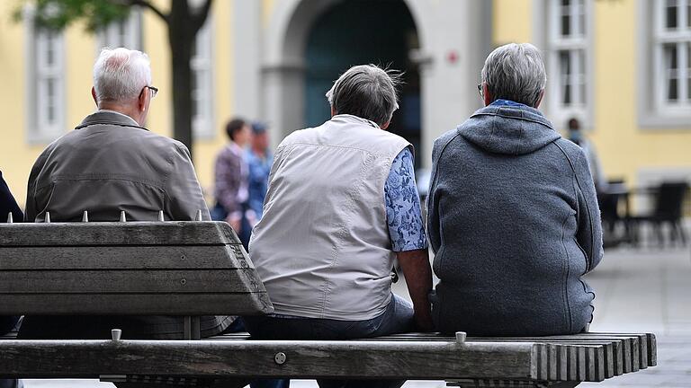 Senioren.jpeg       -  Auch jenseits der 64 Jahre sind die Menschen in Deutschland häufiger noch im Job, unter anderem, weil das Renteneintrittsalter stufenweise auf 67 Jahre steigt.