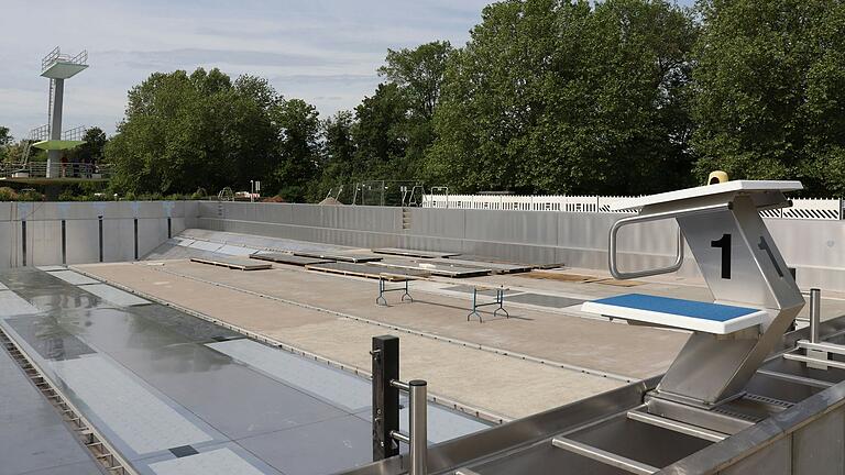 Das Schwimmerbecken mit dem Sprungturm dahinter ist nun komplett in Edelstahl ausgekleidet. Das Schwimmerbecken mit dem Sprungturm dahinter ist nun komplett in Edelstahl ausgekleidet.